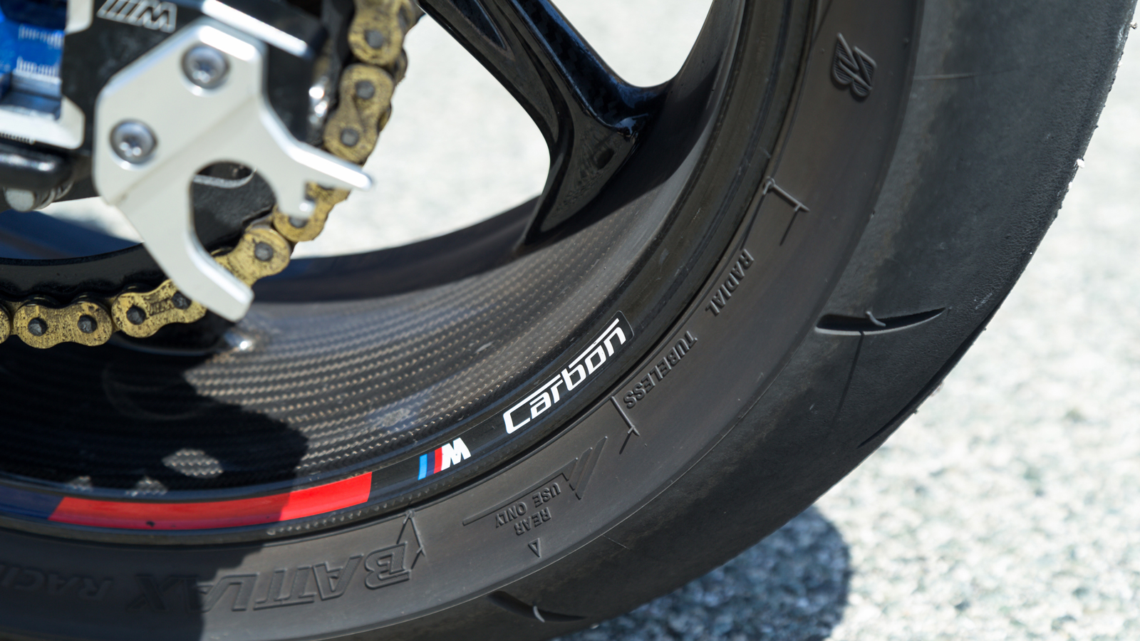 Λεπτομέρεια από τις ζάντες με εμφανές το ανθρακόνημα.