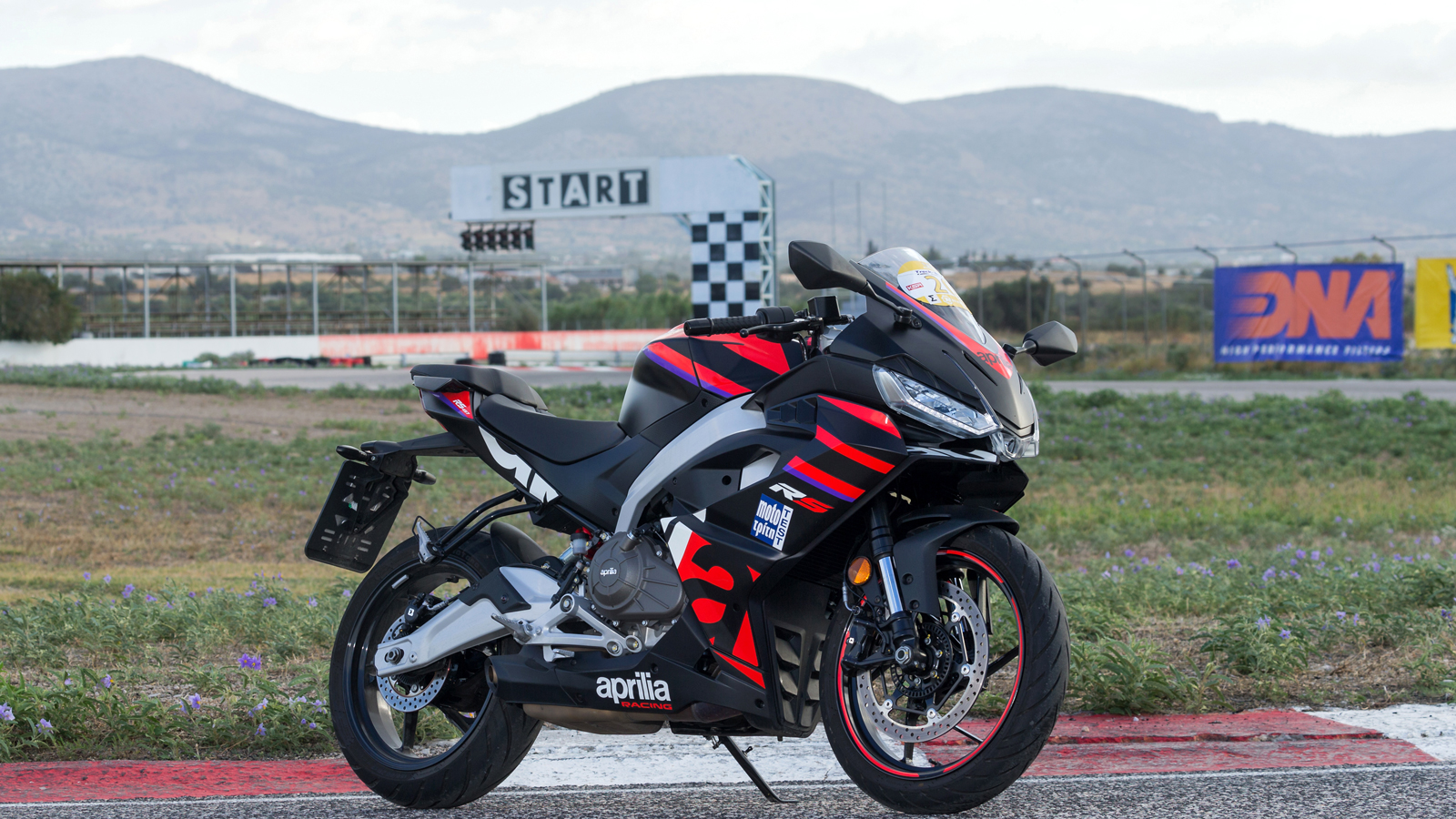 Η σχεδίαση του RS 457 ακολουθεί τη γνώριμη φιλοσοφία της οικογένειας RS, με τριπλούς προβολείς και φωτιστικά σώματα LED που θυμίζουν το μεγαλύτερο RS 