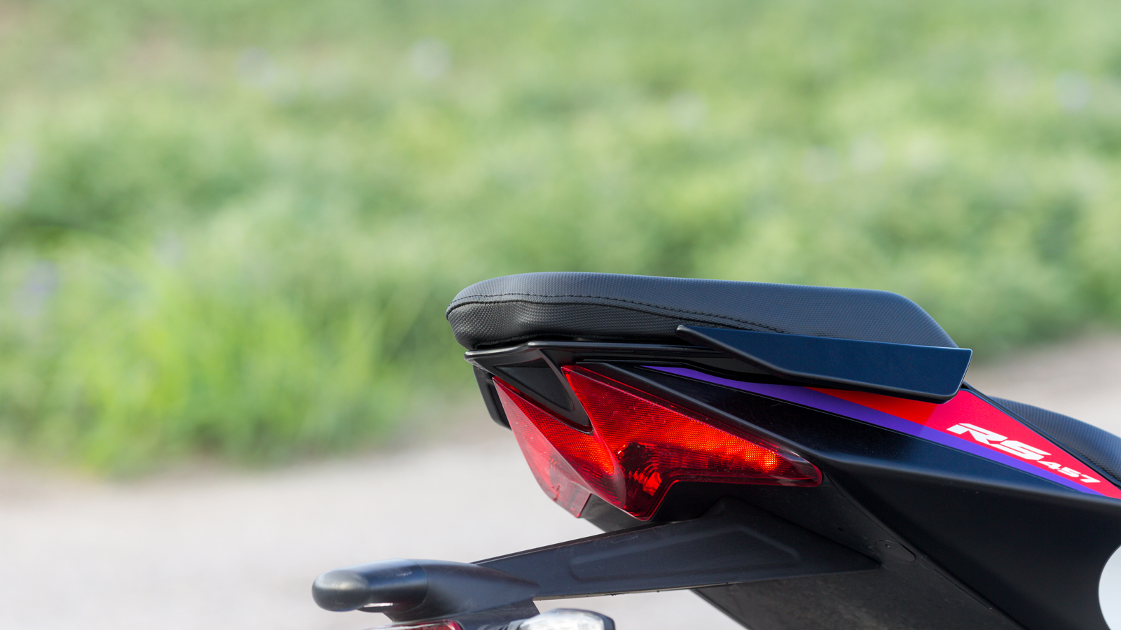 Η θέση του συνεπιβάτη, τον τοποθετεί σε μία ανέλπιστα άνετη στάση για τα δεδομένα της κατηγορίας.