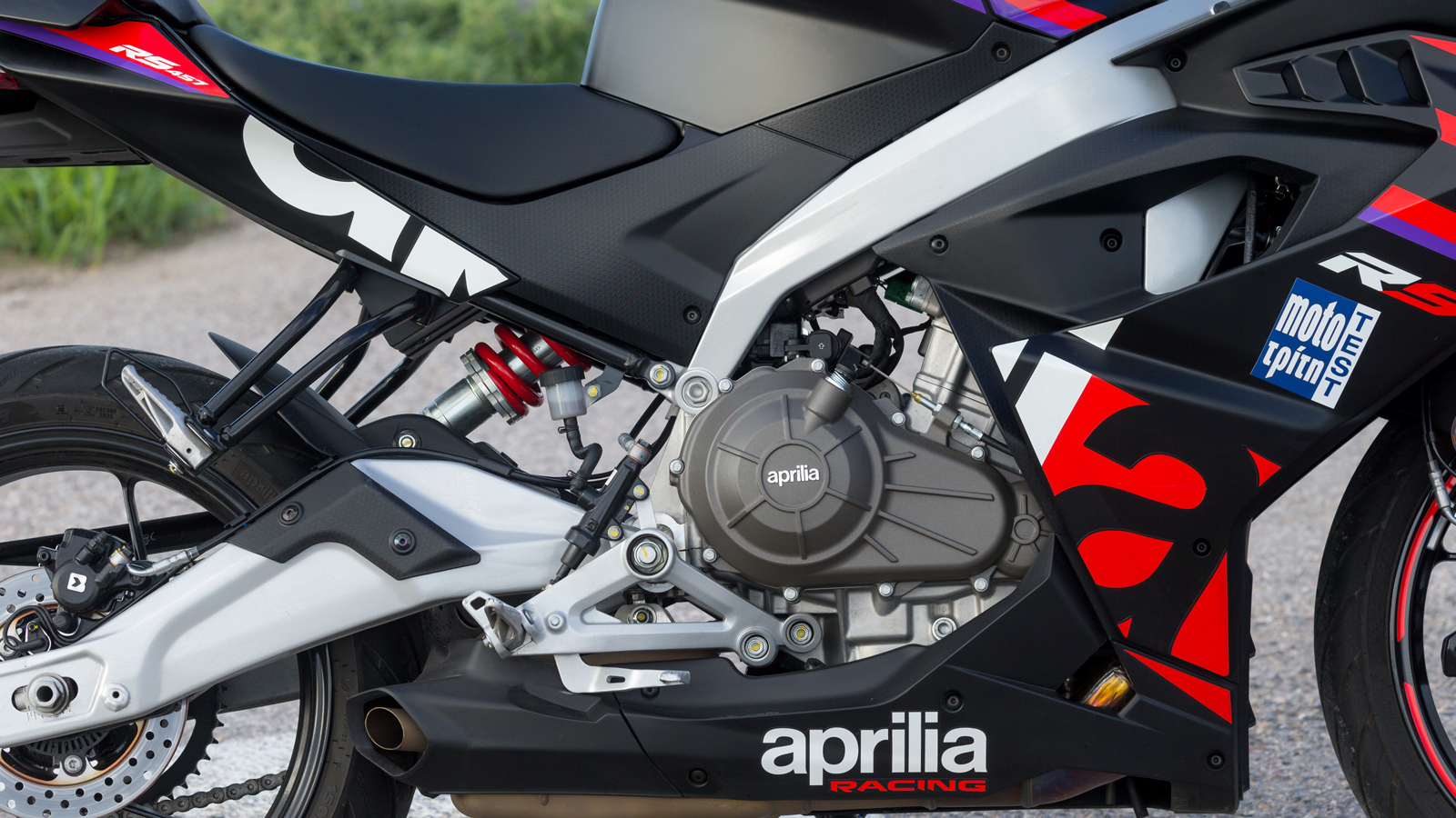Στο κέντρο της ταυτότητας του Aprilia RS 457 βρίσκεται ο νέος δικύλινδρος εν σειρά κινητήρας των 457 κ.εκ., με δύο εκκεντροφόρους επικεφαλής (DOHC) κα