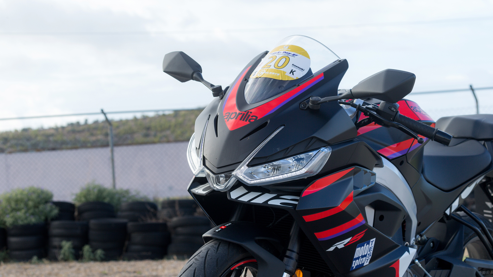 Επιθετική σχεδίαση που προδιαθέτει για τις άγριες διαθέσεις της Aprilia RS 457.