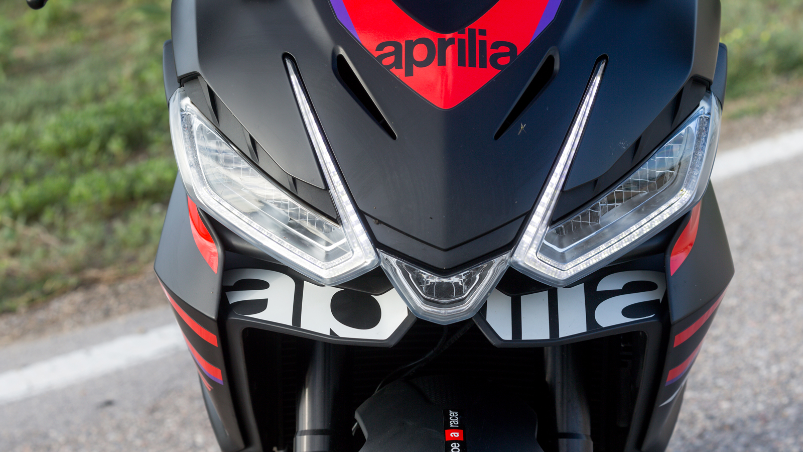 Η διάταξη των τριπλών προβολέων εμπρός και των φώτων ημέρας έρχεται κατευθείαν από τα μεγαλύτερα αδέλφια του.