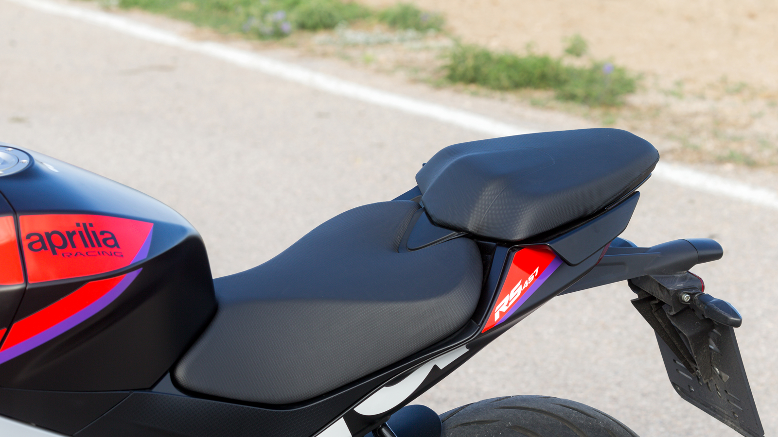 Εργονομικός σχεδιασμός σέλας, αλλά με σκληρό υλικό, που απαιτεί στάση μετά από 1-2 ώρες οδήγησης.