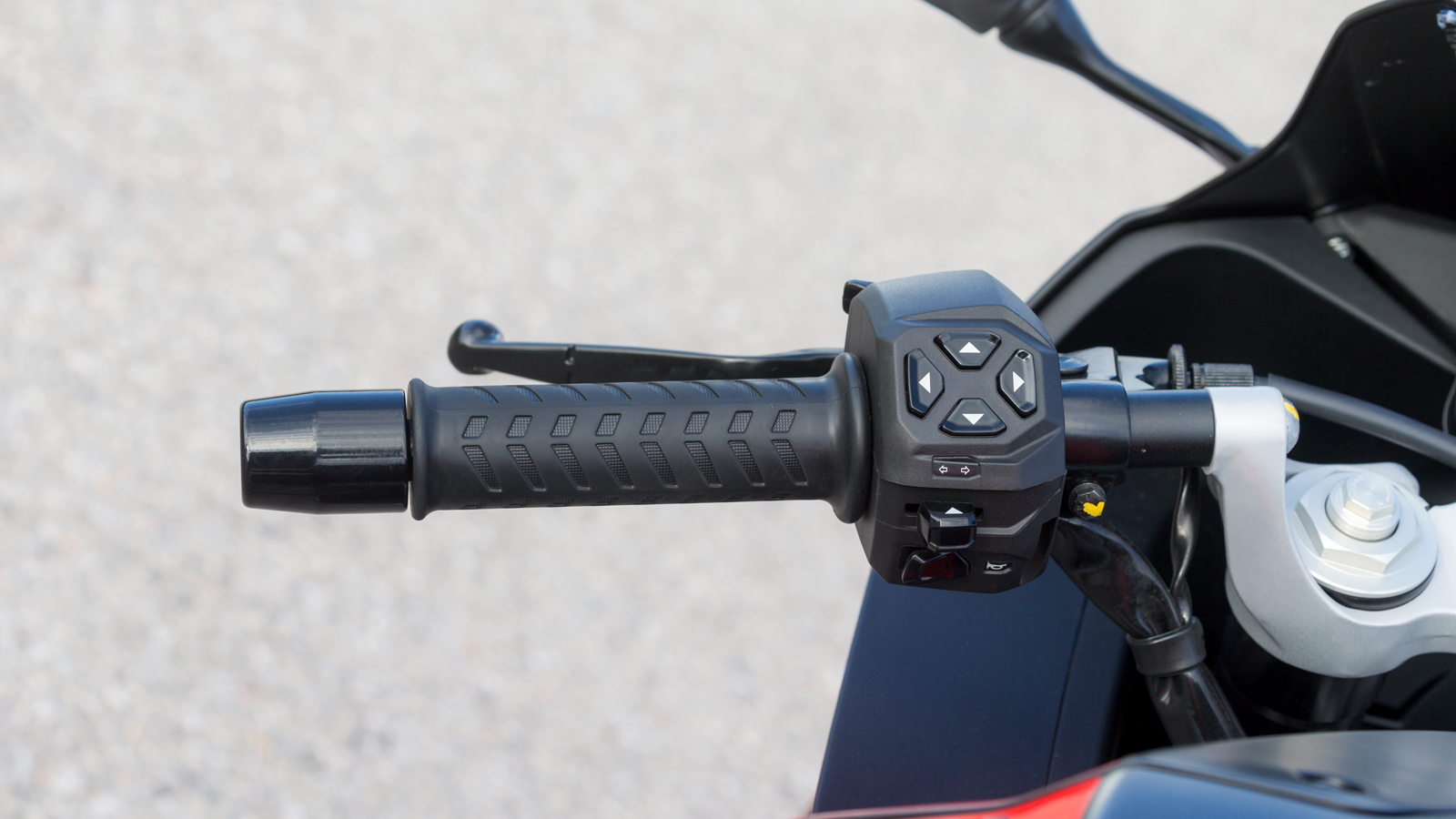 Παρά το γεγονός ότι τα clip-on δεν είναι τοποθετημένα χαμηλότερα από την τιμονόπλακα, όπως πολλές φορές συνηθίζεται...