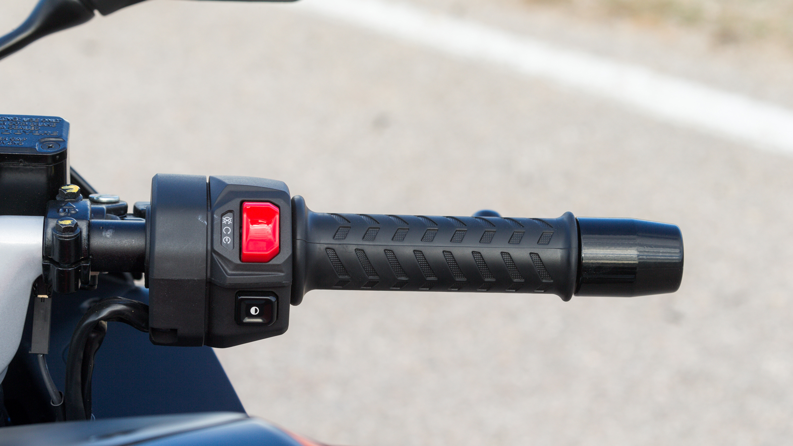 ...η θέση οδήγησης του RS 457 είναι αρκετά πολεμική.