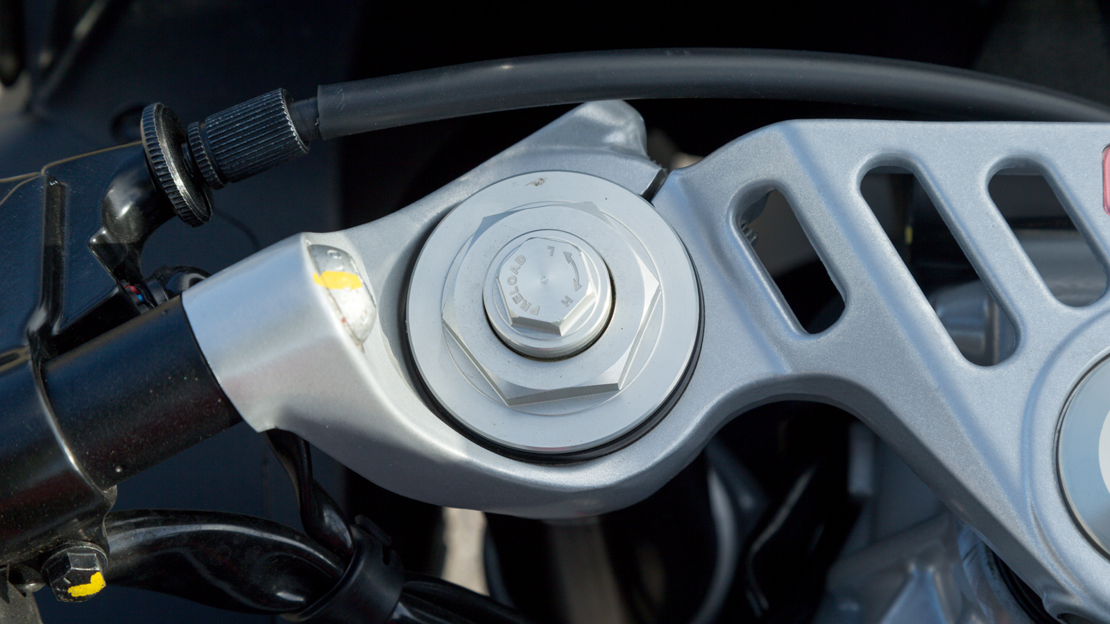 Ρύθμιση προφόρτισης για τη μπροστινή ανάρτηση.