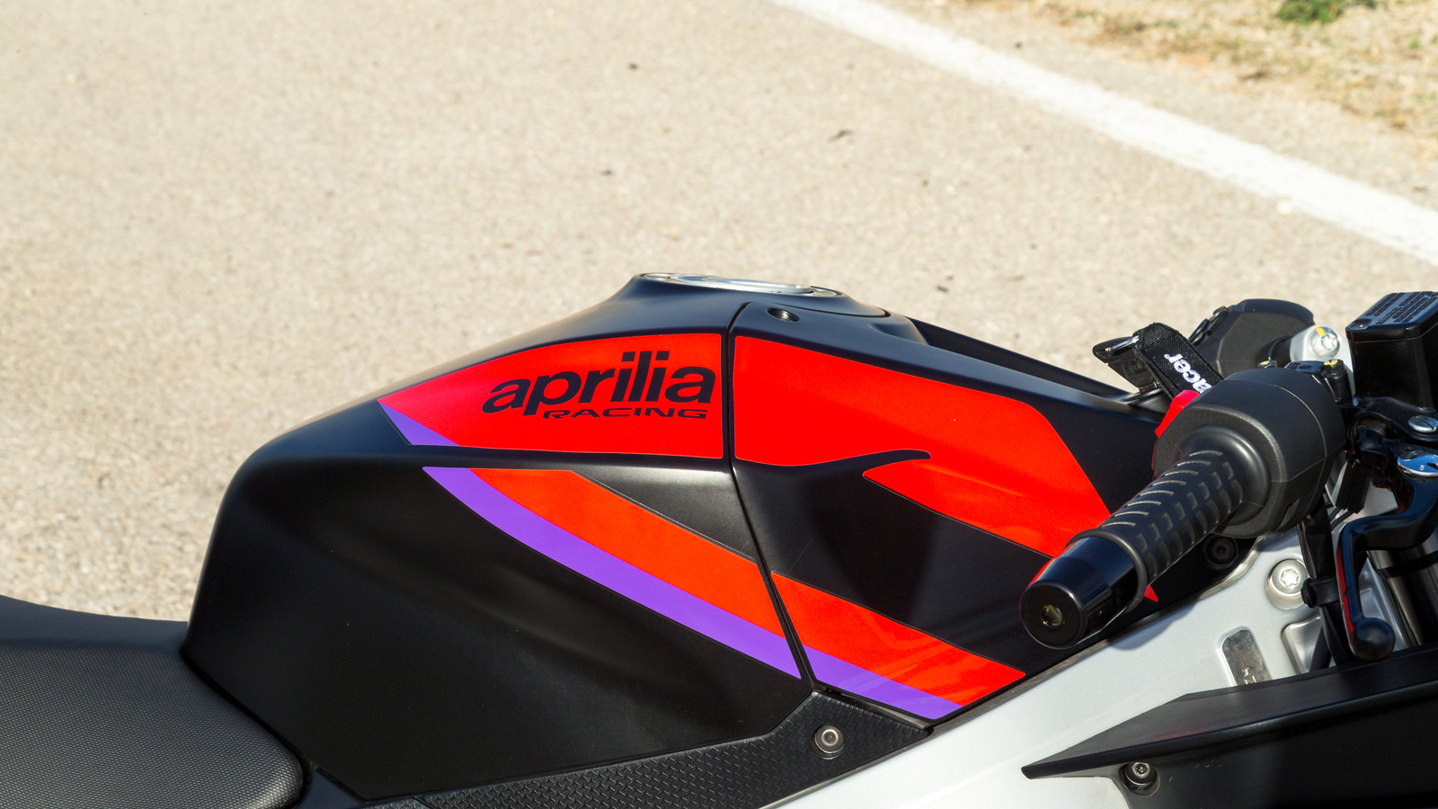  Η ποιότητα κατασκευής είναι υψηλού επιπέδου, με στιβαρή συναρμογή πλαστικών και απουσία τριγμών.