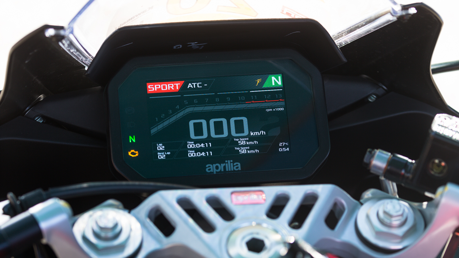 Οθόνη TFT διαμέτρου 5 ιντσών με χρονόμετρο (lap timer) που ενεργοποιείται από το διακόπτη του σινιάλου.