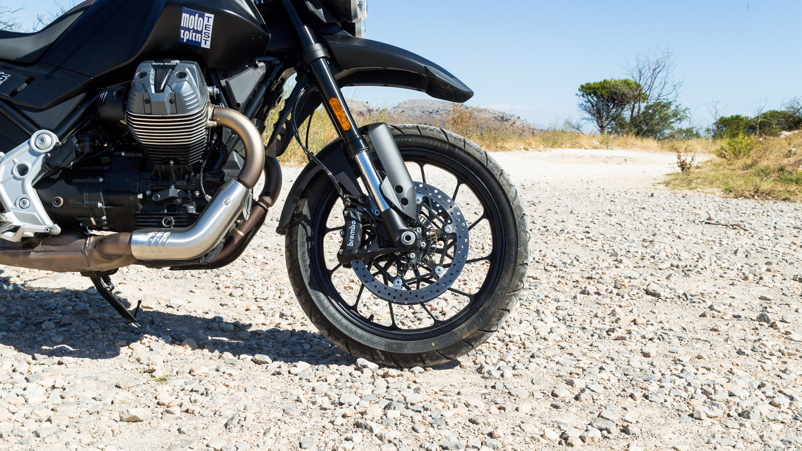 Ανεστραμμένο τηλεσκοπικό πιρούνι με καλάμια διαμέτρου 41 χιλιοστών και διαδρομή 170 χιλιοστών. Δύο δίσκοι 320 χιλιοστών έκαστος με μονομπλόκ ακτινικές