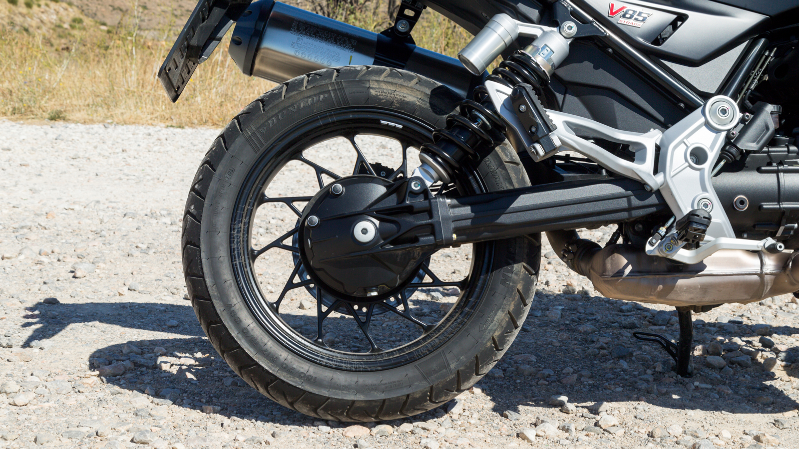 Μονό αμορτισέρ, δεξιά τοποθετημένο, με διαδρομή επίσης 170 χιλιοστών. Μονός δίσκος 260 χιλιοστών με διπίστονη δαγκάνα.