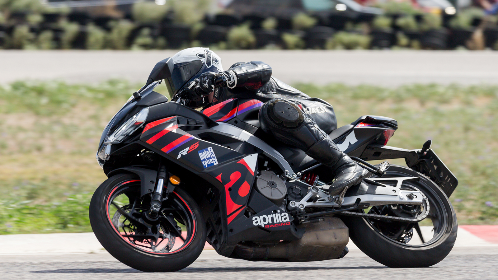 Ο αναβάτης μπορεί να επιλέξει ανάμεσα σε τρία Riding Modes (Sport, Rain, Eco) και να ρυθμίσει το Traction Control σε τρία επίπεδα ή να το απενεργοποιή