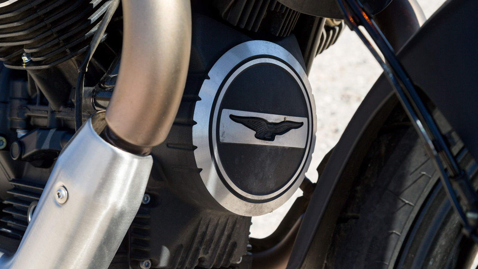 Ο αετός του Mandello είναι σχεδιασμένος πάνω στο καπάκι τού συμπλέκτη.