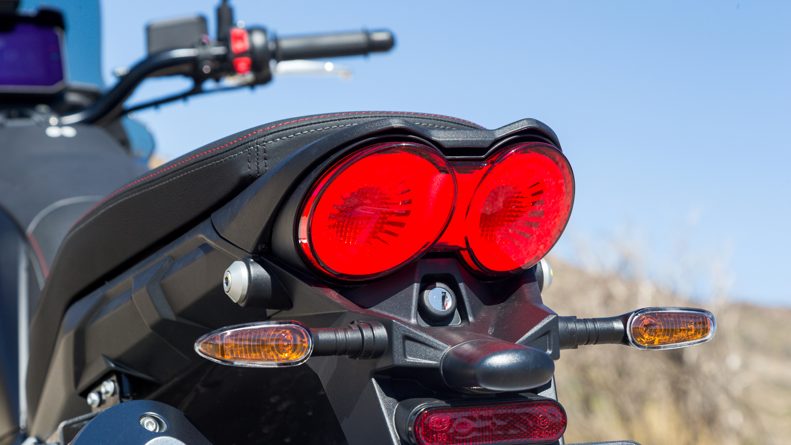 Τα πίσω φωτιστικά σώματα θυμίζουν εξαωγές μαχητικού αεροπλάνου.