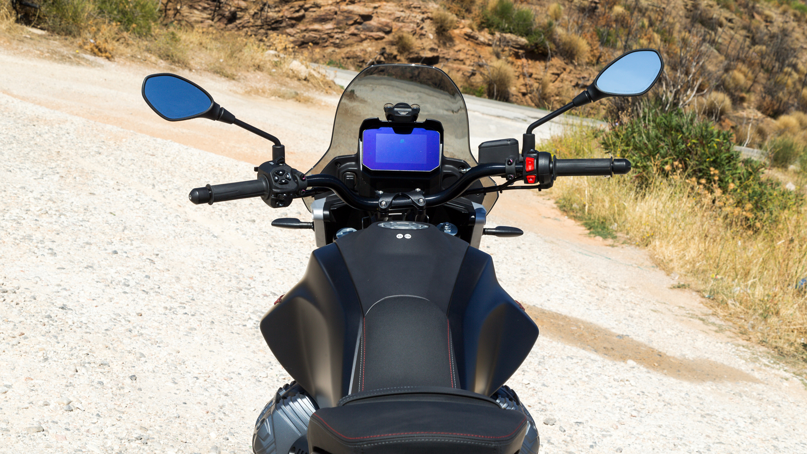 Το «πιλοτήριο» της Moto Guzzi V85 Strada.