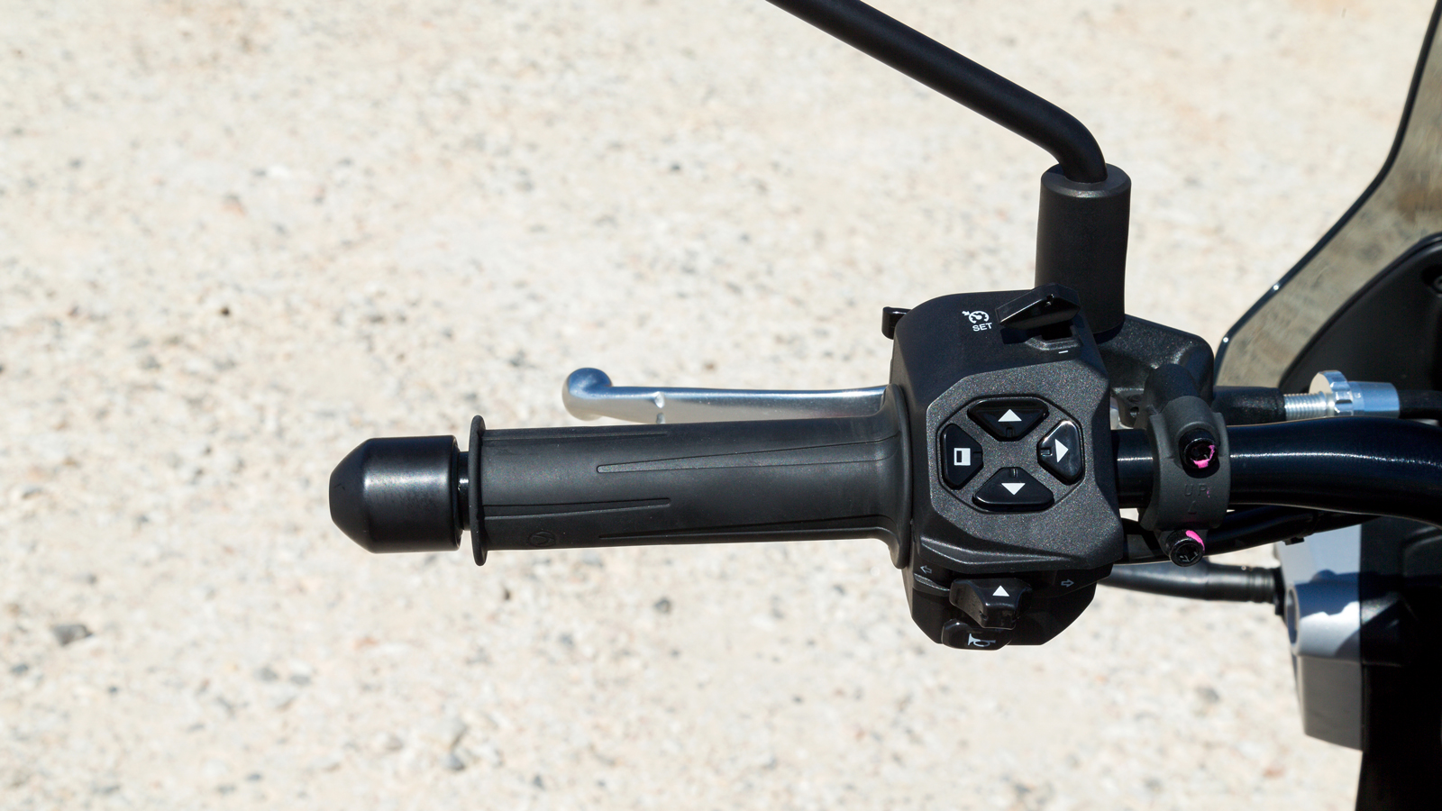 Από τους διακόπτες στο αριστερό γκριπ ελέγχεται ολόκληρη η οθόνη. Διακρίνεται επίσης ο διακόπτης του Cruise Control.