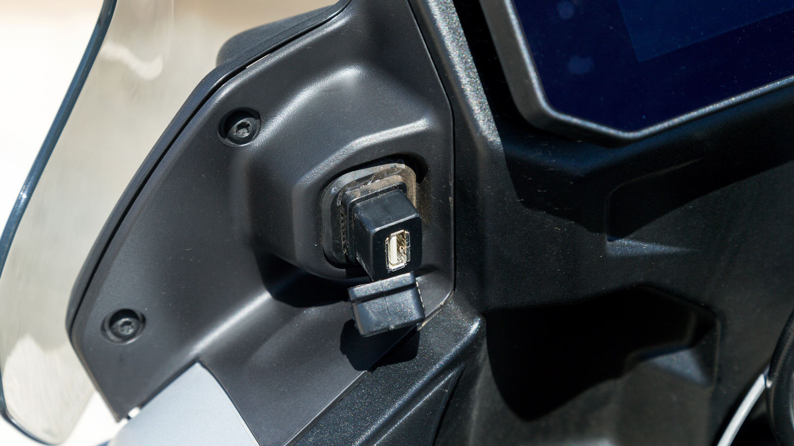 Θύρα USB πίσω από τη μηχανικά ρυθμιζόμενη ζελατίνα.