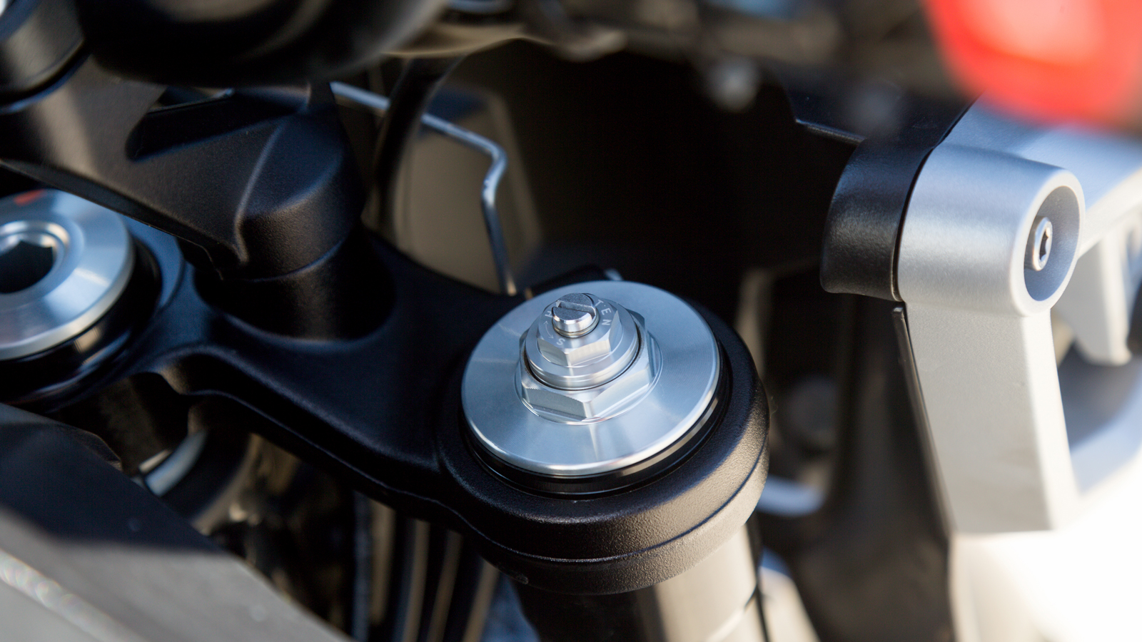 Το μπροστινό αμορτισέρ ρυθμίζεται ως προς την προφόρτιση και της απόσβεσης επαναφοράς.