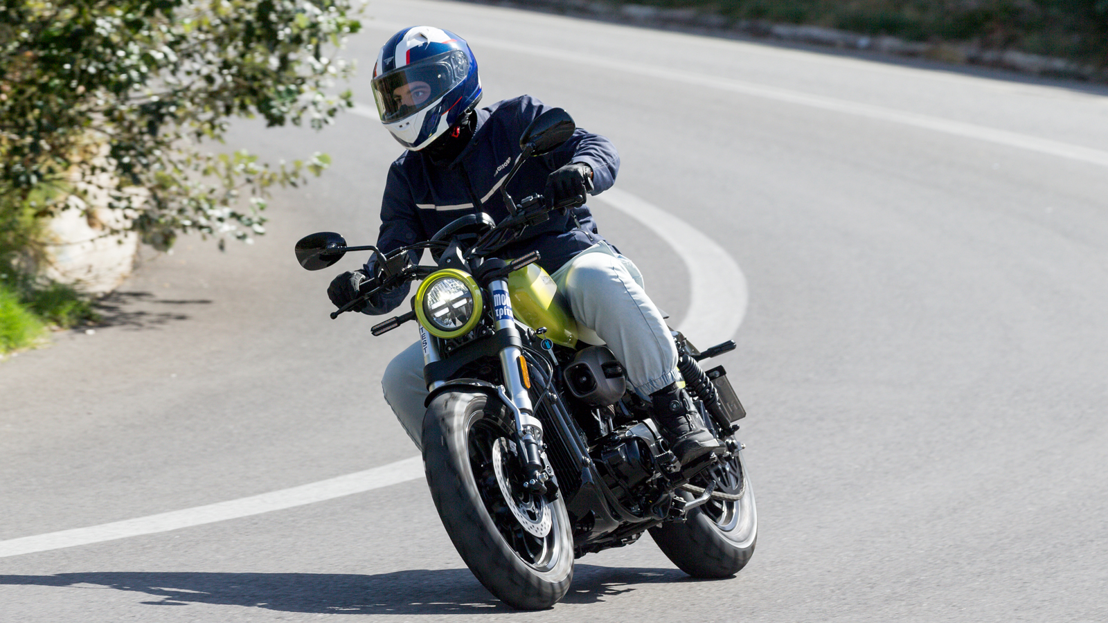 Το μόνο σίγουρο όταν ξεχυθείς στους δρόμους με το Hyosung Bobber 300 Evo, είναι ότι θα προσελκύσεις πολλά βλέμματα.