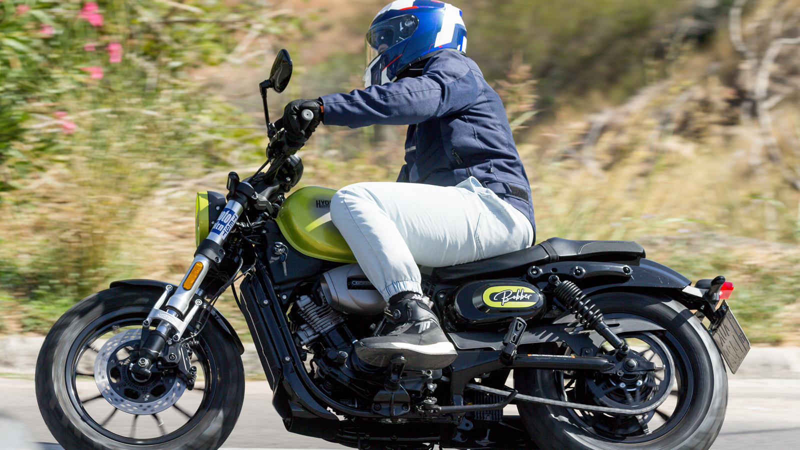 Κατά την οδήγηση, παρατηρήσαμε ότι τα πίσω αμορτισέρ είναι αρκετά μαλακά, αυτό είναι όμως κάτι που εύκολα μπορεί να ρυθμιστεί με την αύξηση της προφόρ