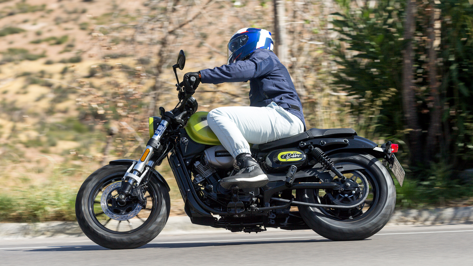 Η εργονομία του φυσικά φέρνει τα πόδια του αναβάτη αρκετά μπροστά, ενώ τα χέρια του έρχονται στην ευθεία αρκετά χαμηλότερα από το ύψος των ώμων ώστε ν