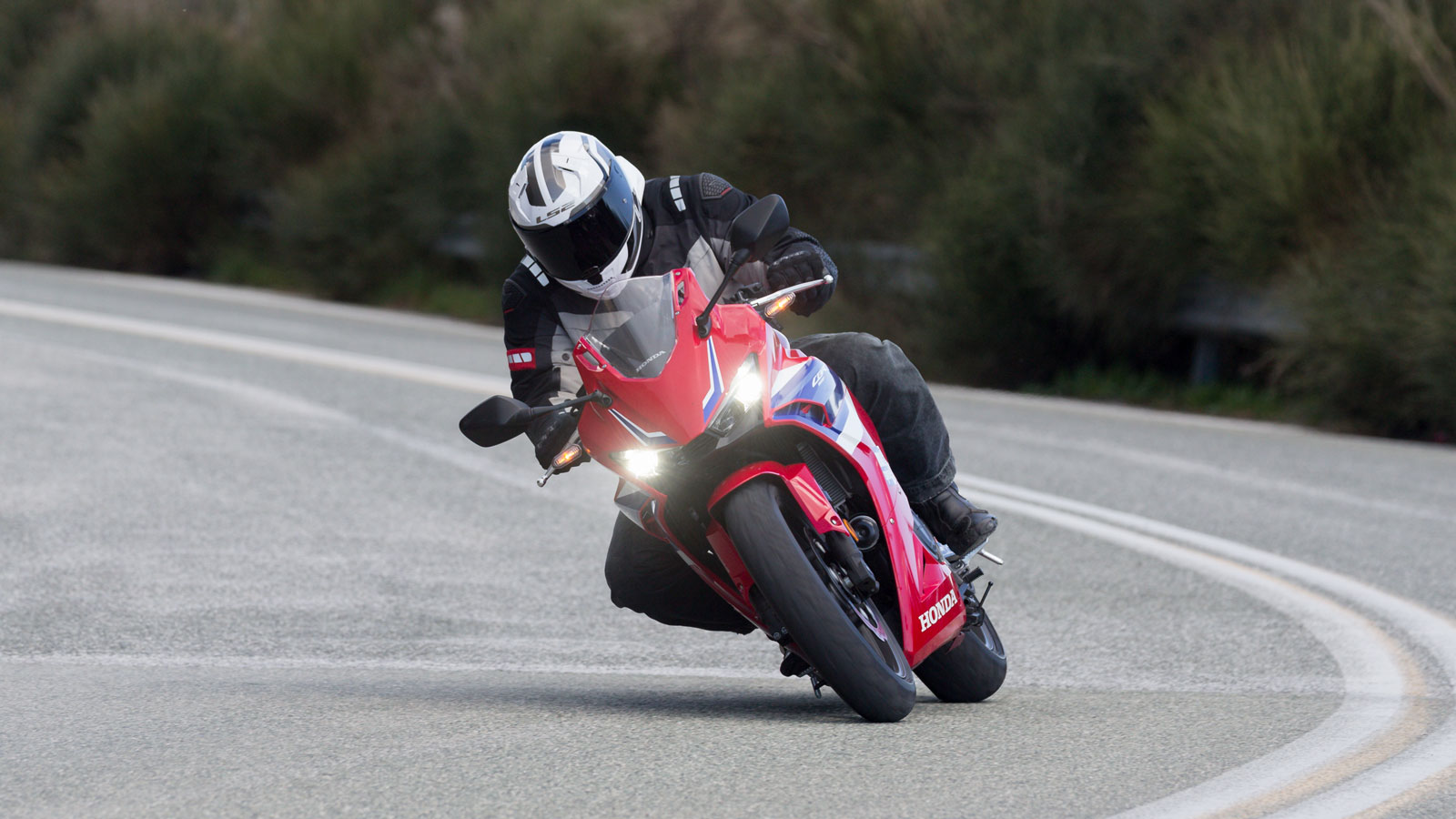  Δοκιμή Honda CBR 500R - Με «κουστούμι» Supersport βλέψεων