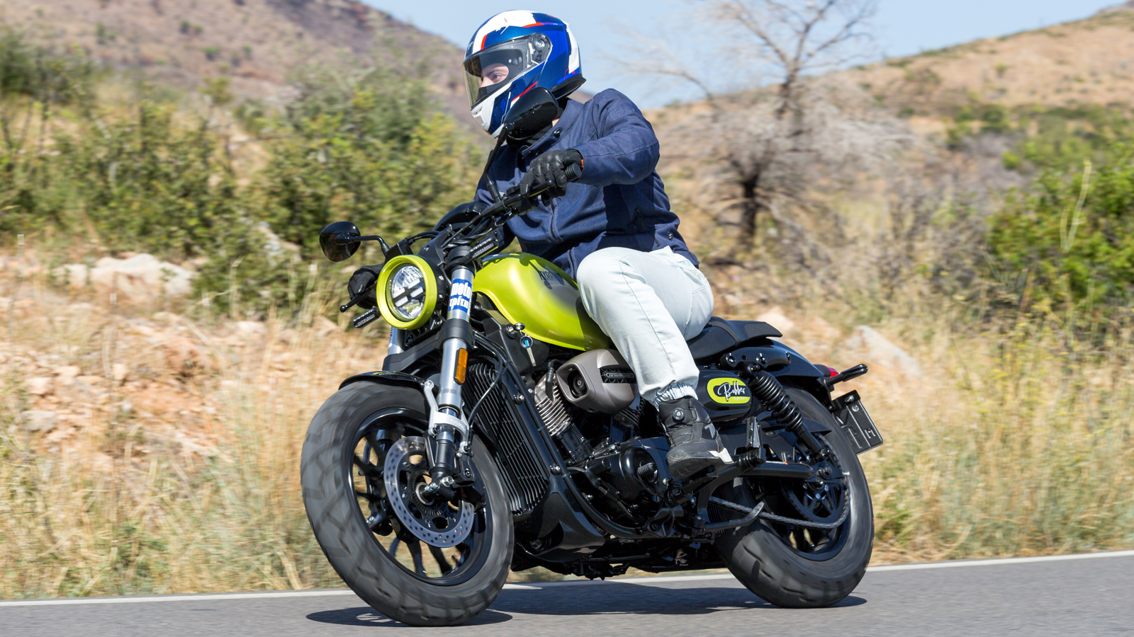 Ένας νεοεισερχόμενος στους δύο τροχούς θα το βρει πολύ προσιτό, αφού το ύψος σέλας στα μόλις 740 χλστ προσφέρει σίγουρο πάτημα στο έδαφος, ενώ με το β