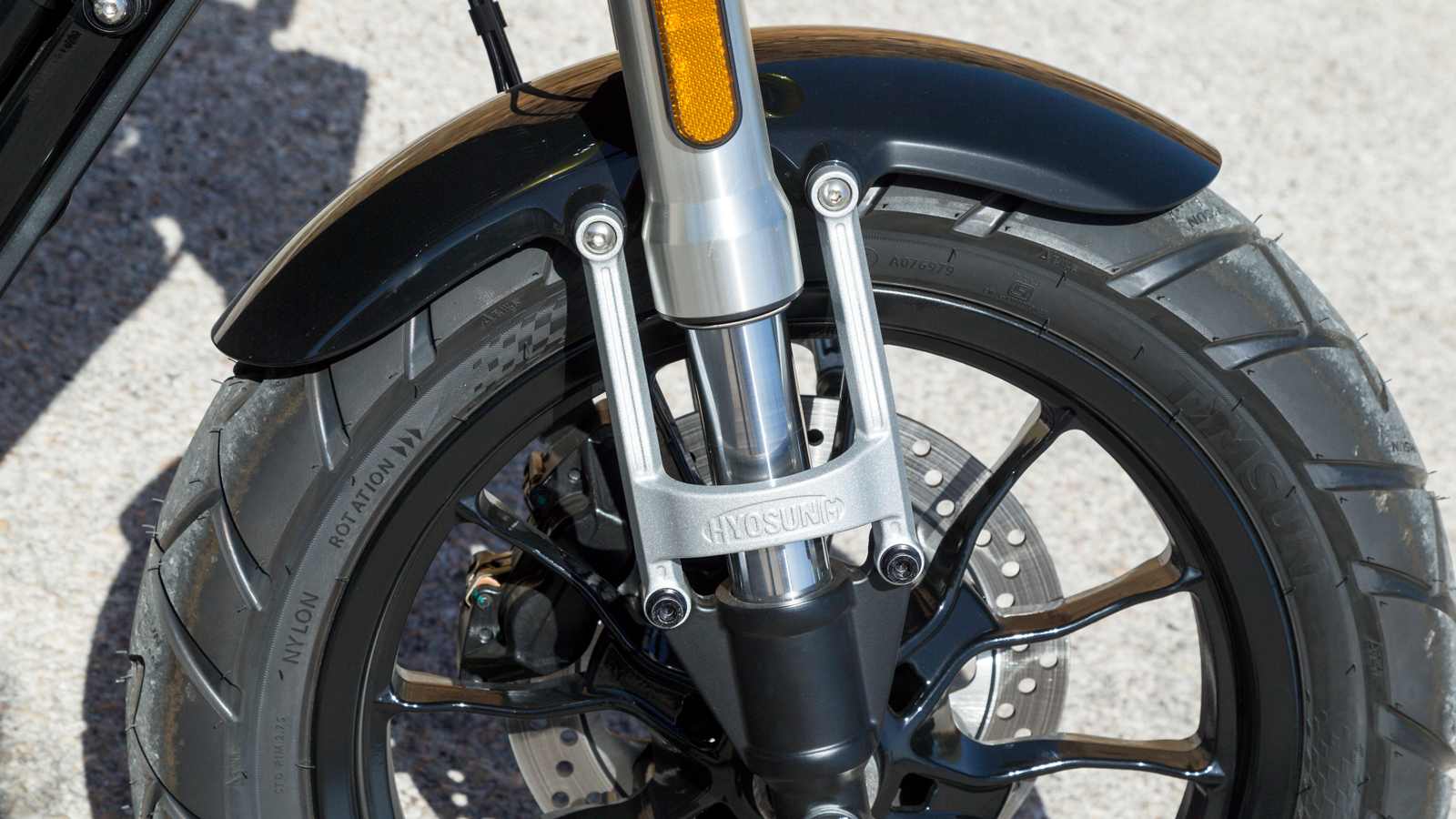 Οι τροχοί είναι από χυτό αλουμίνιο και έχουν ένα πολύ κομψό σχήμα, το οποίο μπορείς να απολαύσεις στον εμπρός τροχό από την μεριά που δεν εμποδίζει τη