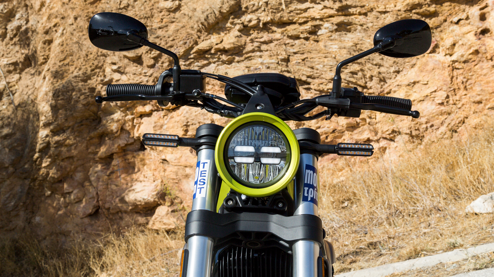 Ο στρογγυλός προβολέας έχει επίσης στο περίγραμμά του αυτό το έντονο πράσινο χρώμα, ενώ η όψη του έχει αναβαθμιστεί σημαντικά λόγω του νέου LED λαμπτή