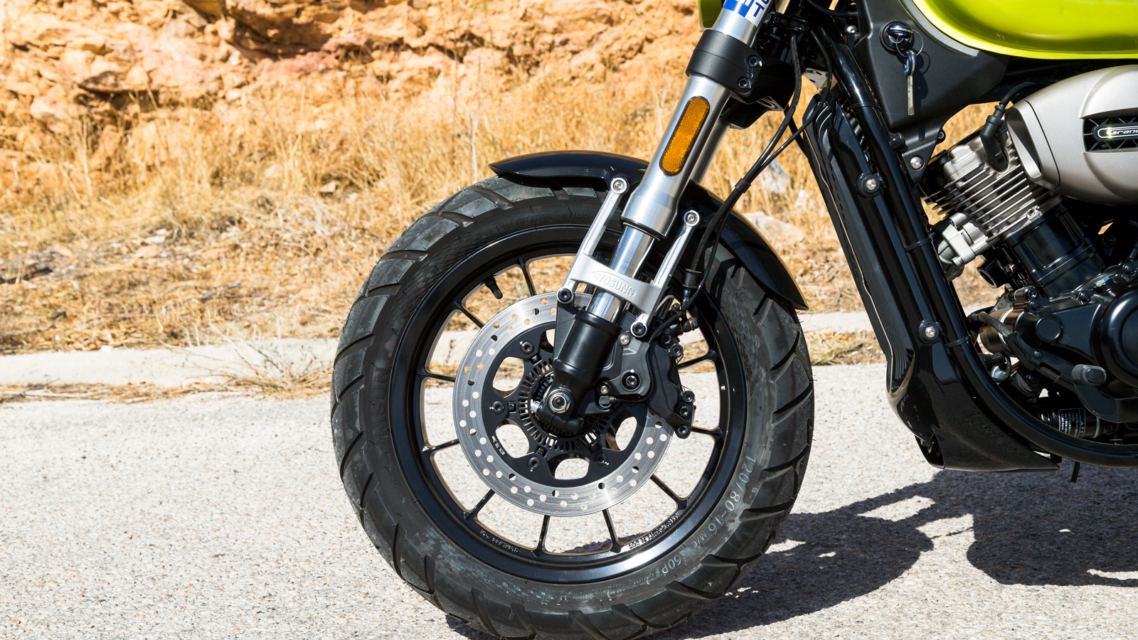 Στο σύστημα πέδησης υπάρχει ένας δίσκος 270 χλστ εμπρός με δαγκάνα 4 εμβόλων και ένας δίσκος 250 χλστ πίσω με την δικάναλη μονάδα ABS που επιβλέπει το