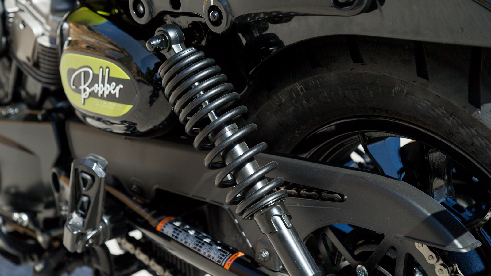 Πίσω συναντάμε το ίδιο διπλό αμορτισέρ που ρυθμίζεται ως προς την προφόρτιση και έχει διαδρομή 67 χλστ.