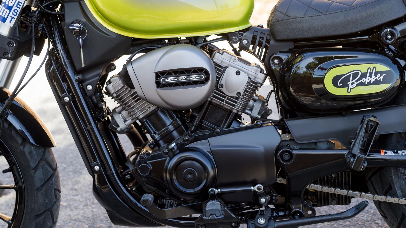 Ο κινητήρας που τοποθετείται στο πλαίσιο του Bobber 300 Evo είναι ένας δικύλινδρος σε διάταξη V στα 296cc με περιεχόμενη γωνία 60° και 4 βαλβίδες ανά 