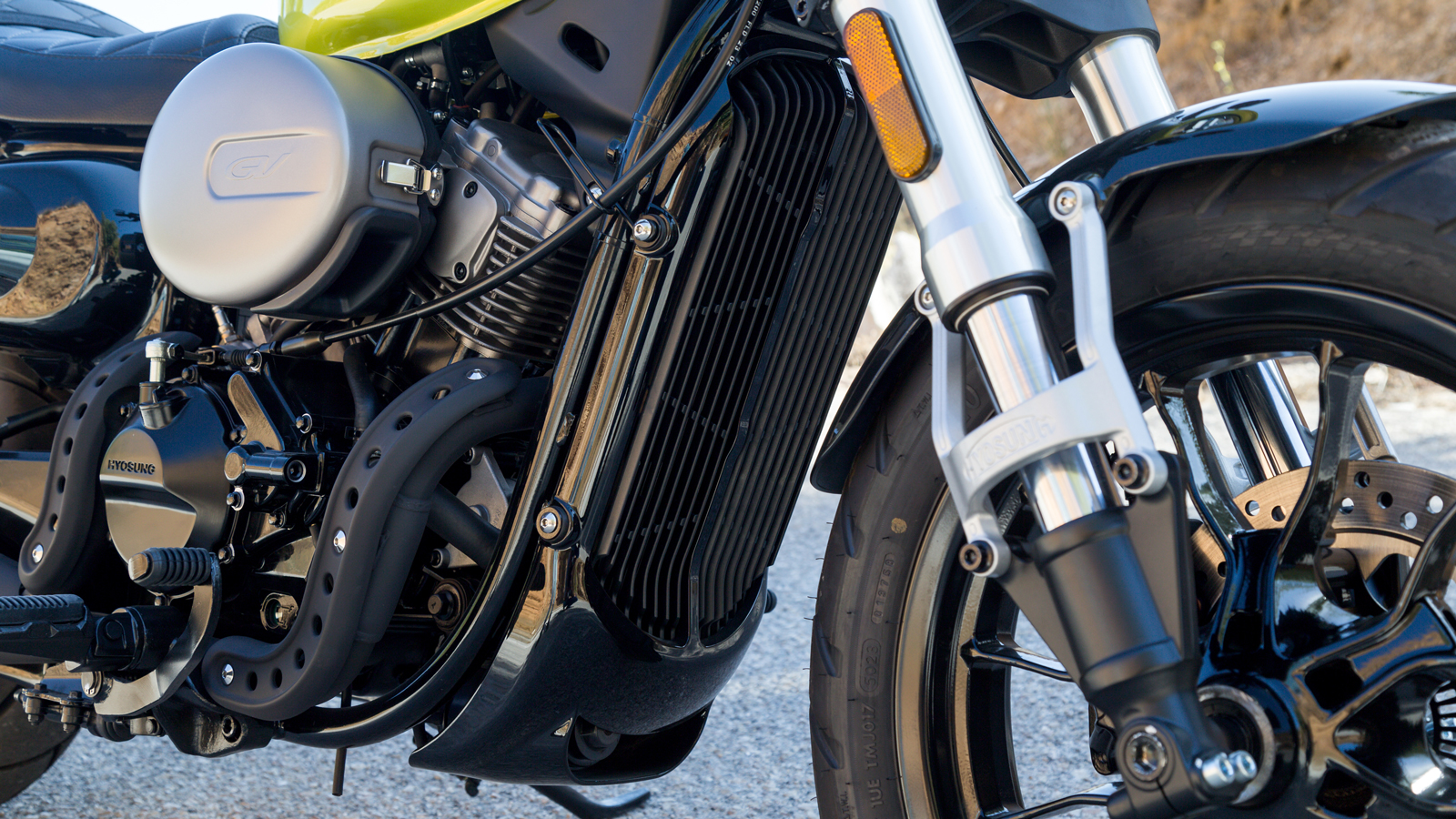 Το πλαίσιο του Hyosung Bobber 300 Evo, είναι ατσάλινο σωληνωτό και αποκτά την κατάλληλη ακαμψία ώστε να είναι σταθερή η μοτοσυκλέτα στην τελική της τα