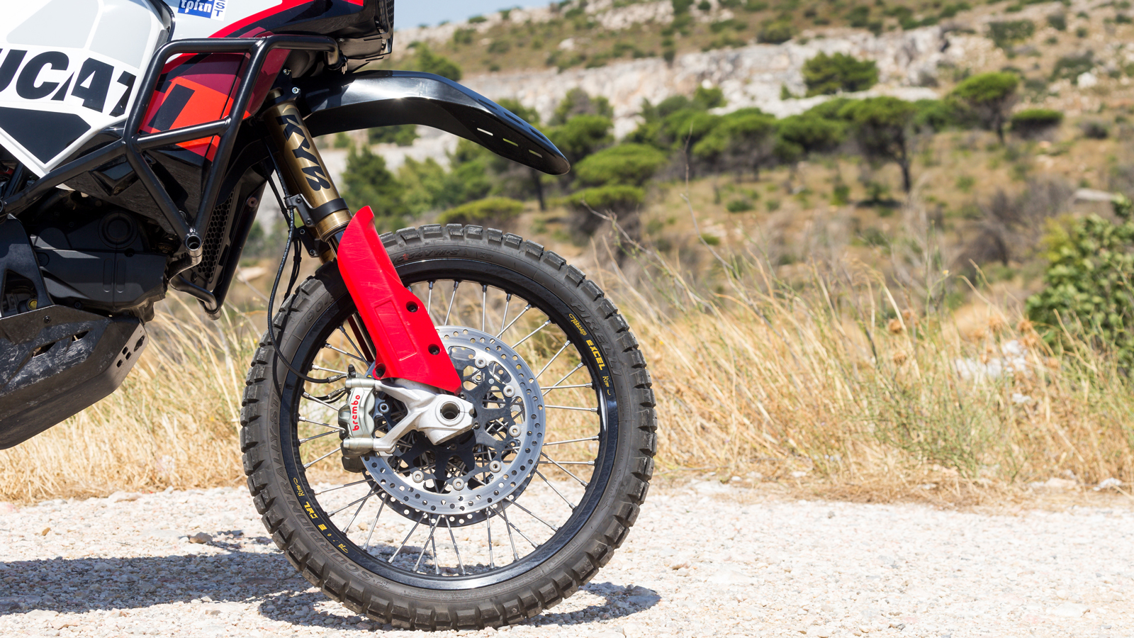 Μπροστά έχουμε ένα πιρούνι κλειστού φυσιγγίου 48mm από την KYB, με τεράστια διαδρομή 250mm (αύξηση 20mm), δυνατότητα ρύθμισης της συμπίεσης και της επ