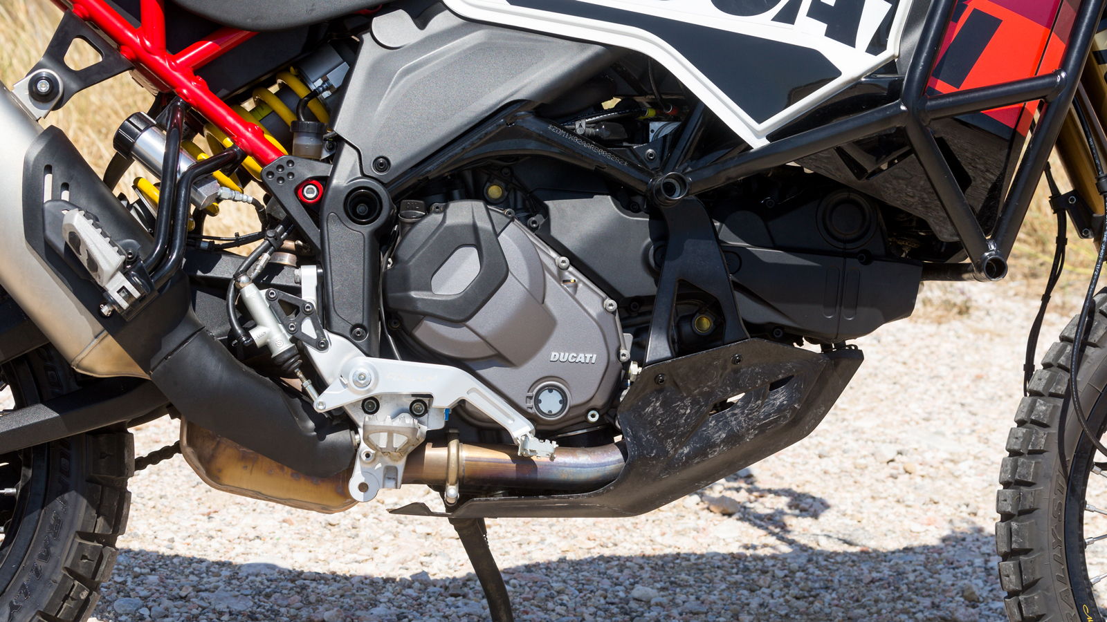 Yγρόψυκτος, δικύλινδρος V κινητήρας με 4 βαλβίδες ανά κύλινδρο και δεσμοδρομικό σύστημα μεταβλητού χρονισμού.