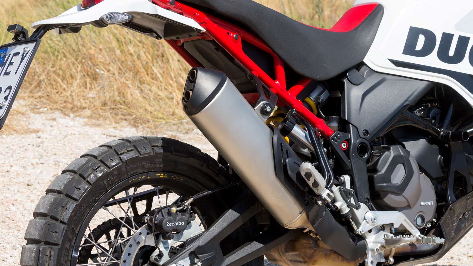 Όπως και στο Desert X, έτσι και στην έκδοση Rally, οι πρώτες πέντε σχέσεις είναι κοντύτερες σε σχέση με τον ίδιο κινητήρα στο Multistrada V2 και η 6η 