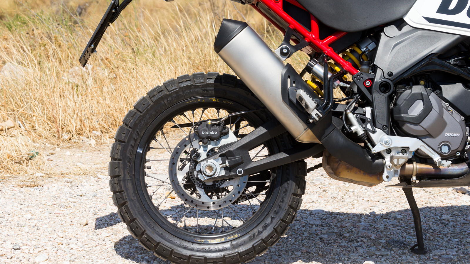 Πίσω έχουμε ένα αμορτισέρ 46mm, επίσης από την KYB και δυνατότητα ρύθμισης της συμπίεσης, της επαναφοράς και της προφόρτισης, ενώ και εδώ η διαδρομή έ