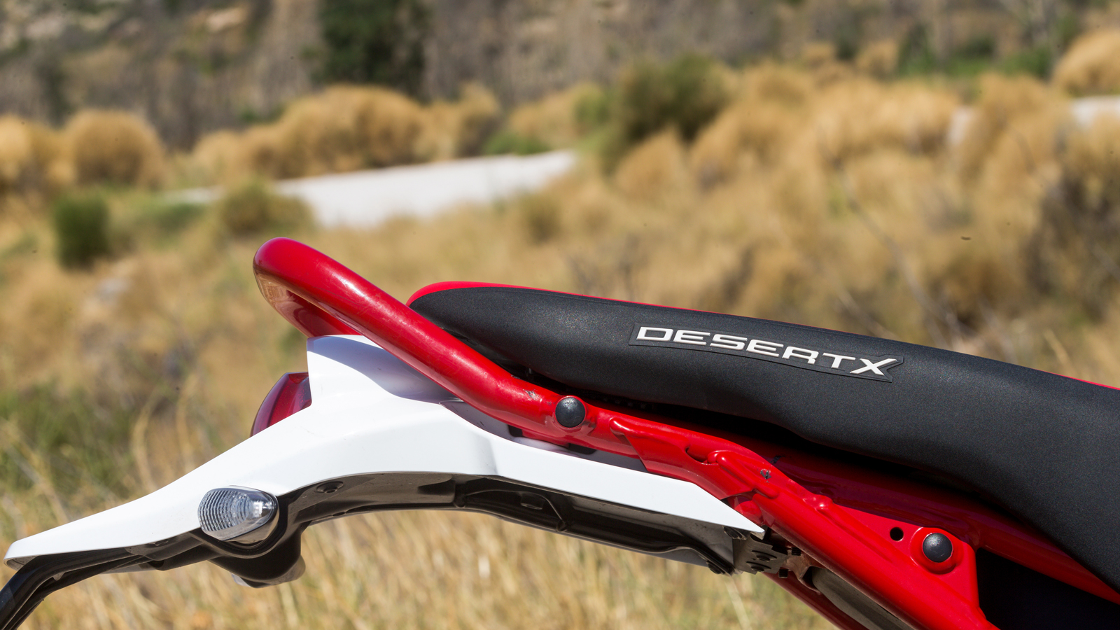 H σέλα είναι μονοκόμματη, ακολουθώντας τη λογική των μοτοσυκλετών Rally, έχει όμως ικανοποιητικό πλάτος χωρίς να φαίνεται παράταιρη, με την χειρολαβή 