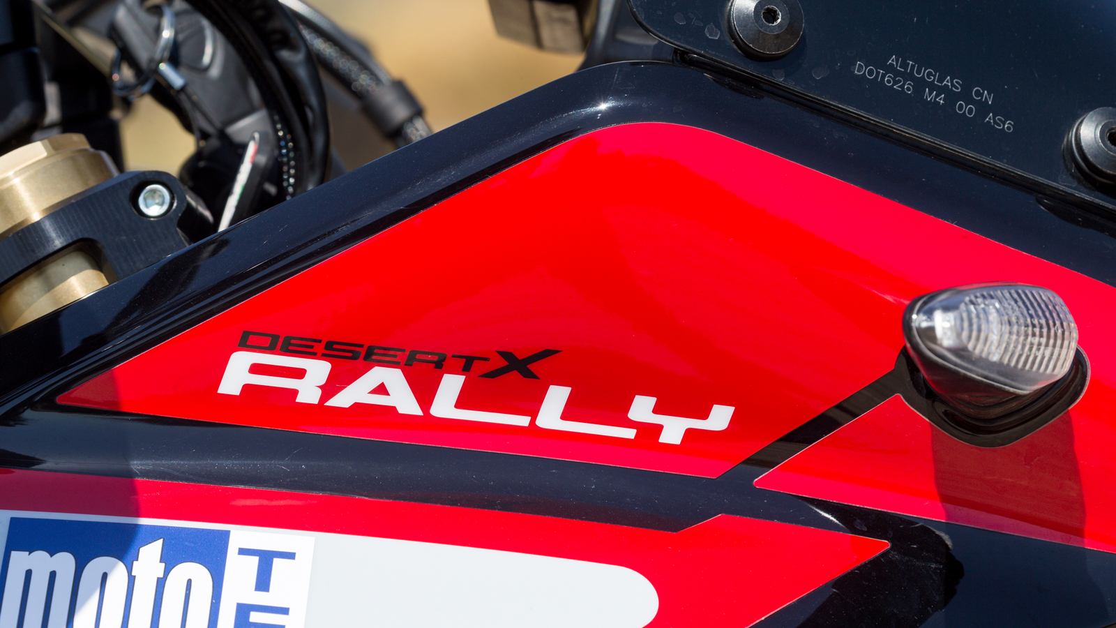 Τα πλαστικά που χρησιμοποίησε η Ducati είναι σκληρού τύπου και τα αυτοκόλλητα PVC που συμπληρώνουν τον ειδικό χρωματισμό αυτής της έκδοσης δίνουν μεγα