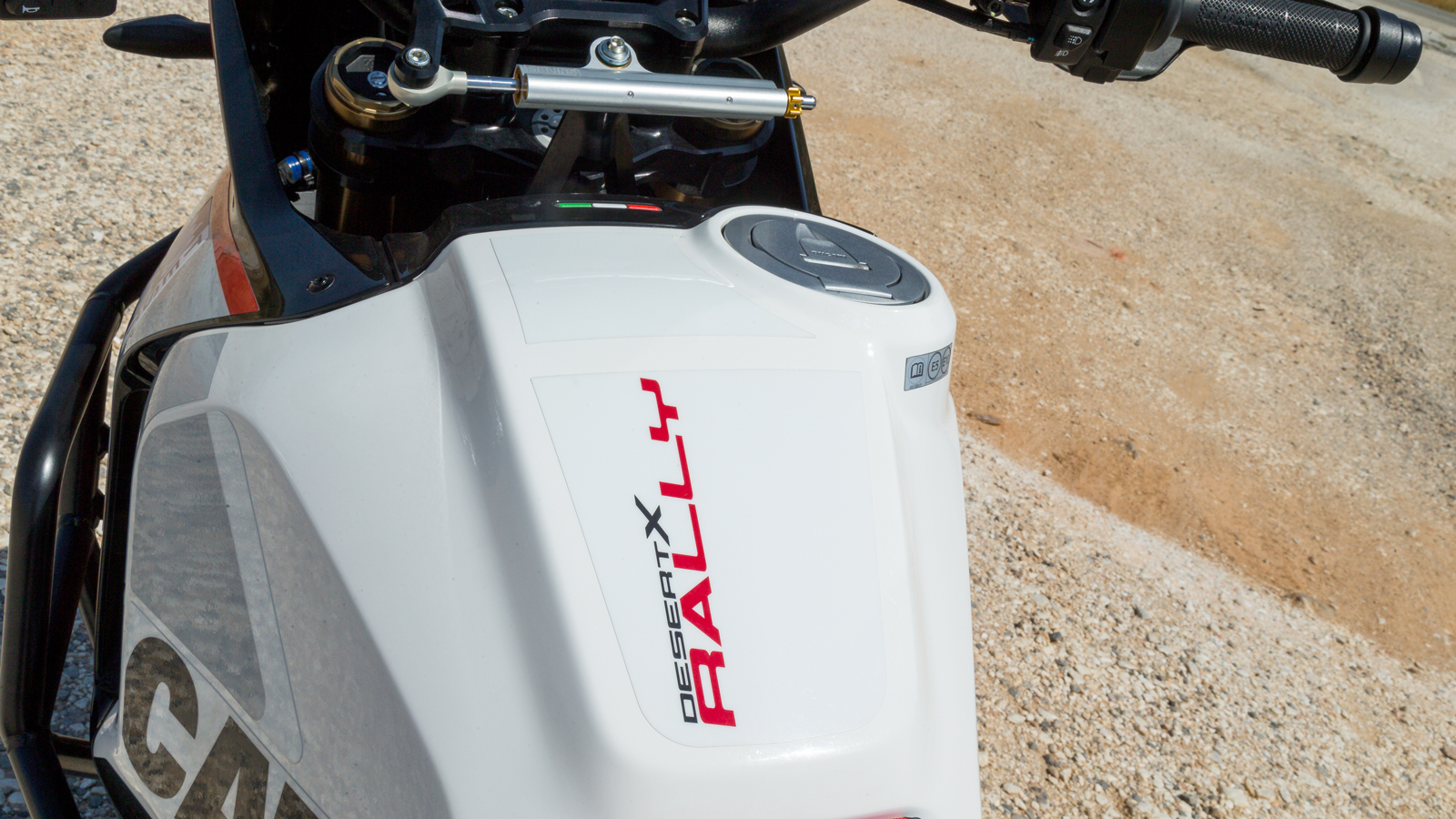 Ασύμμετρα τοποθετημένη τάπα ρεζερβουάρ: μια καθαρά χωμάτινη σχεδιαστική επιλογή.