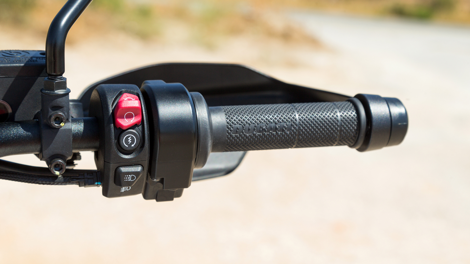 Λιτό δεξί γκριπ, όπως αρμόζει σε μία μοτοσυκλέτα επιδόσεων.