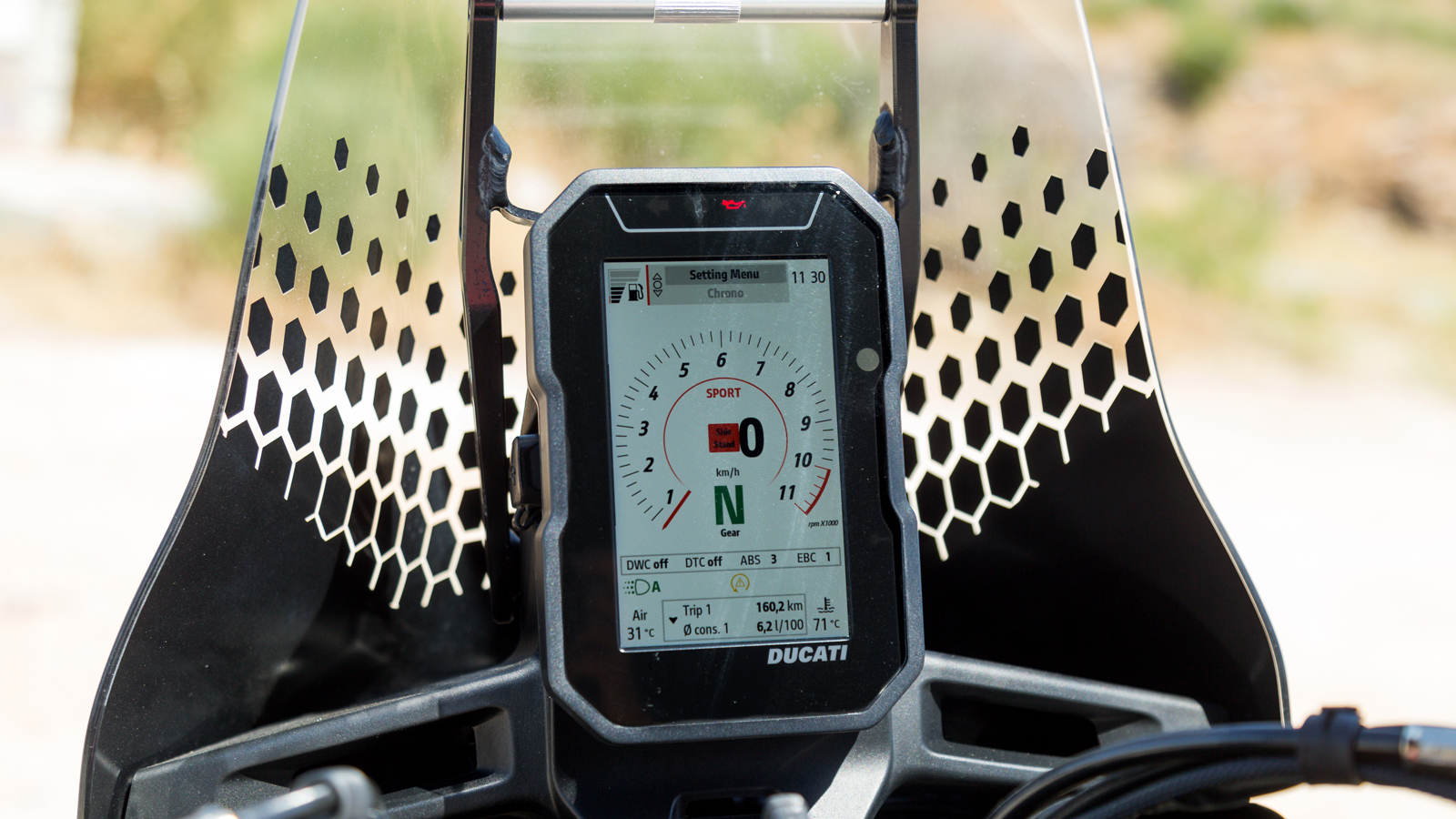 Κάθετα τοποθετημένη οθόνη που θυμίζει roadbook: μια επίσης χωμάτινη σχεδιαστική επιλογή.