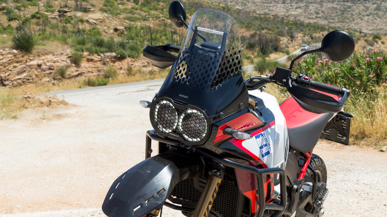 Οι διπλοί LED προβολείς είναι όμοιοι με την «απλή» Desert X, το ίδιο και η ζελατίνα.