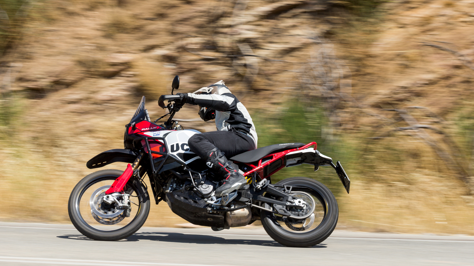 Συμπεριφέρεται σαν μοτοσυκλέτα αρκετά λιγότερων κιλών (και σαν μοτοσυκλέτα που φτιάχτηκε για άσφαλτο) χάρη στην εργονομικά σωστή κατανομή που έχει κάν