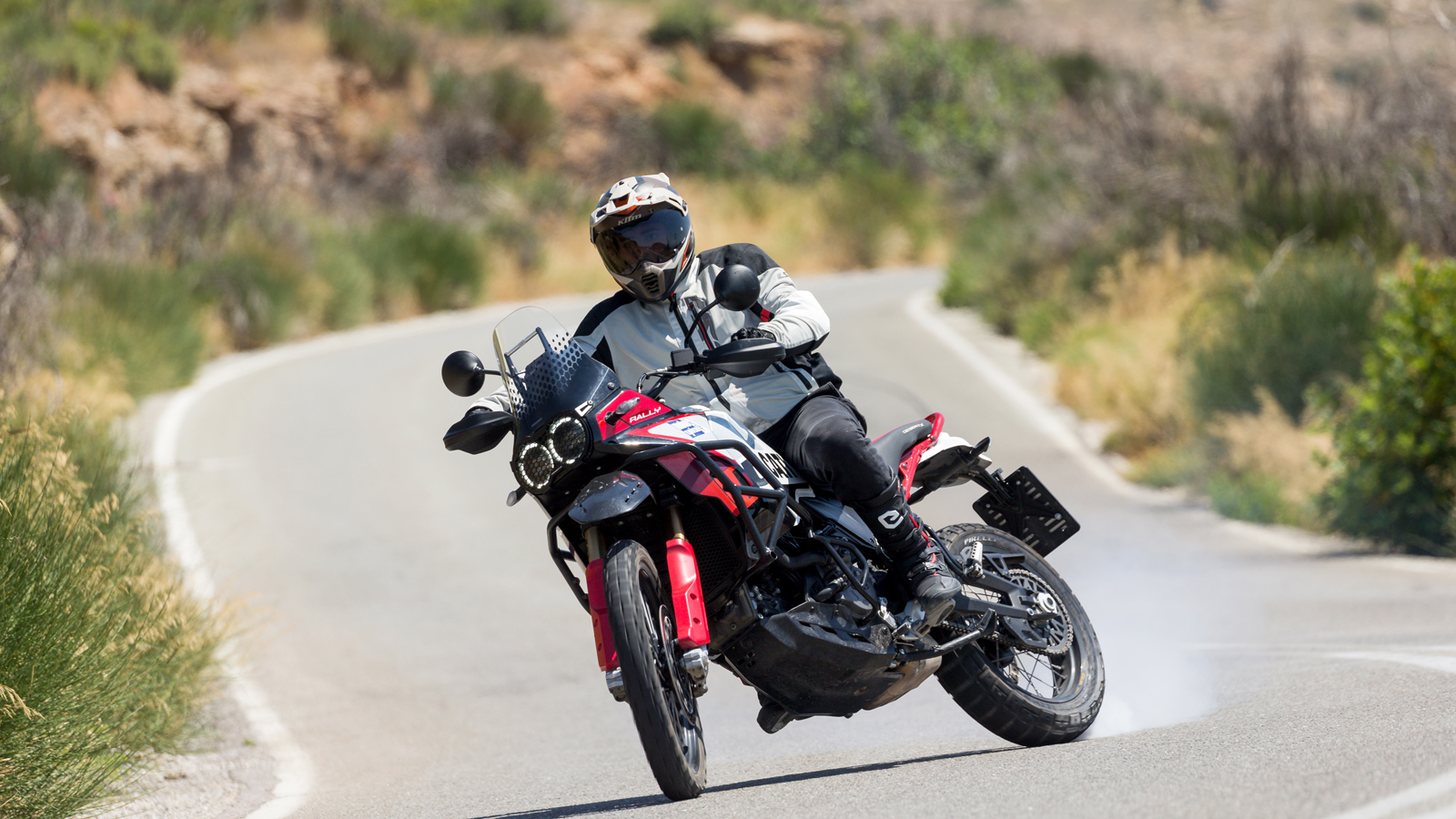 Η σταθερότητά της είναι απαράμιλλη για μοτοσυκλέτα με 21” τροχό μπροστά και τακουνάτα ελαστικά.