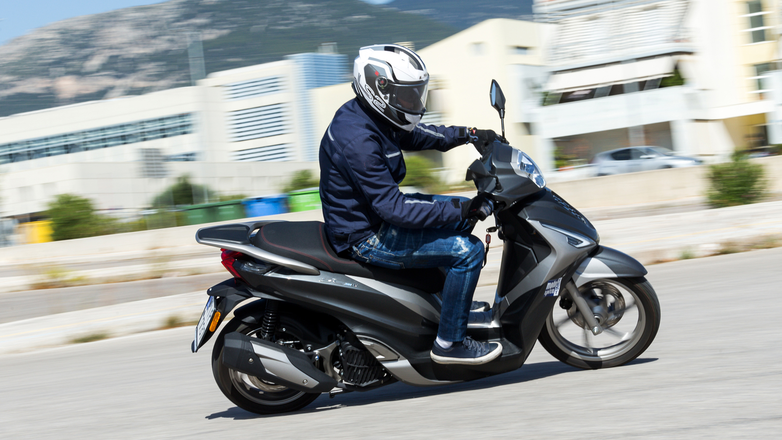 Στις μετρήσεις, το scooter έφτασε τα 0–50 χλμ./ώρα σε 6,2 δευτ. και τα 80 χλμ./ώρα σε 18,2 δευτ., ενώ η τελική ταχύτητα άγγιξε τα 110–134 