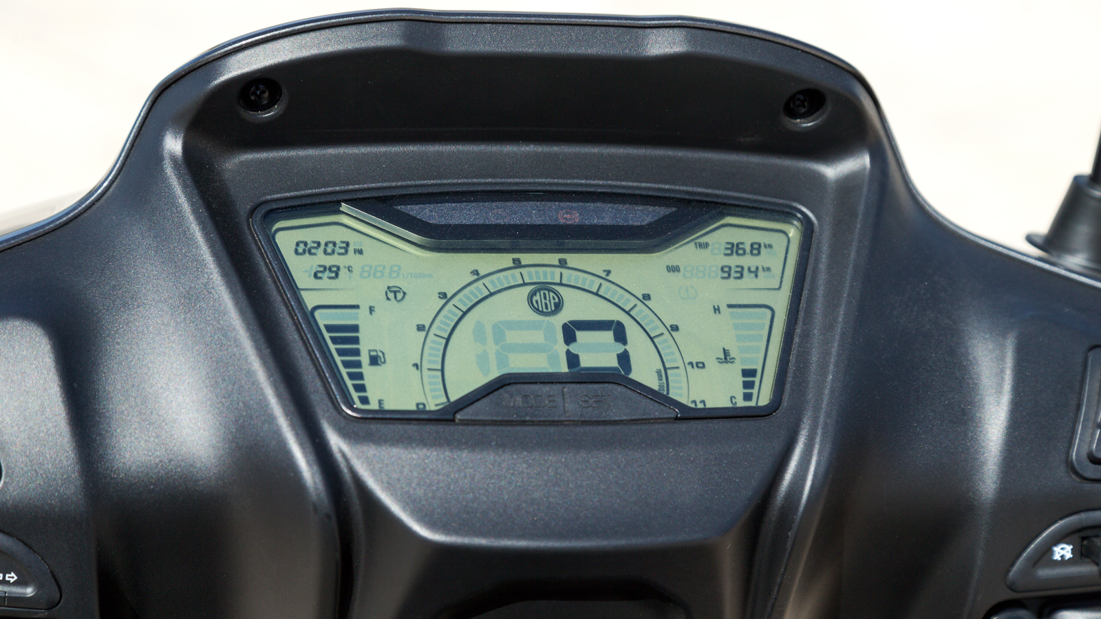 Ο πίνακας οργάνων παραθέτει τις πληροφορίες για το scooter με λιτή και κατανοητή διάταξη και η οθόνη είναι LCD τεχνολογίας