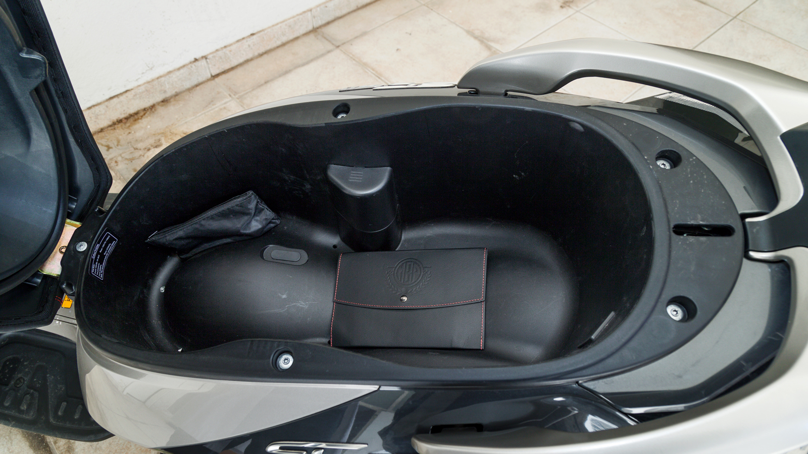 Ο χώρος κάτω από τη σέλα φτάνει τα 31,5 λίτρα, ικανός να φιλοξενήσει ένα full face και ένα jet κράνος μαζί με μικροαντικείμενα. 