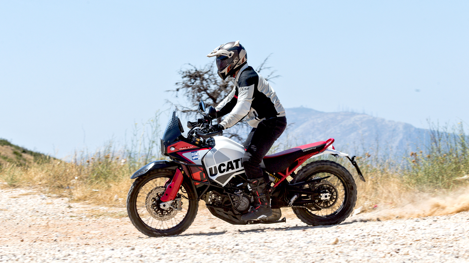 Ακόμα και στις «ντόπιες» χωμάτινες διαδρομές, ένα τεράστιο χαμόγελο εμφανίζεται στα χείλη σου. 