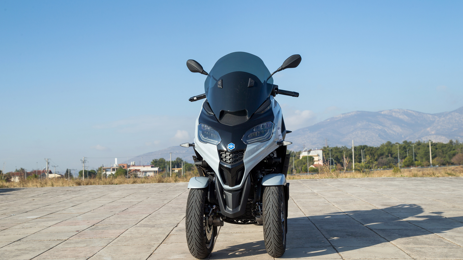 Οι LED προβολείς μπροστά είναι τοποθετημένοι οριζόντια, ενώ η εισαγωγή αέρα που βρισκόταν στο κάτω μέρος ανάμεσά τους έχει μικρύνει και από κάτω της έ