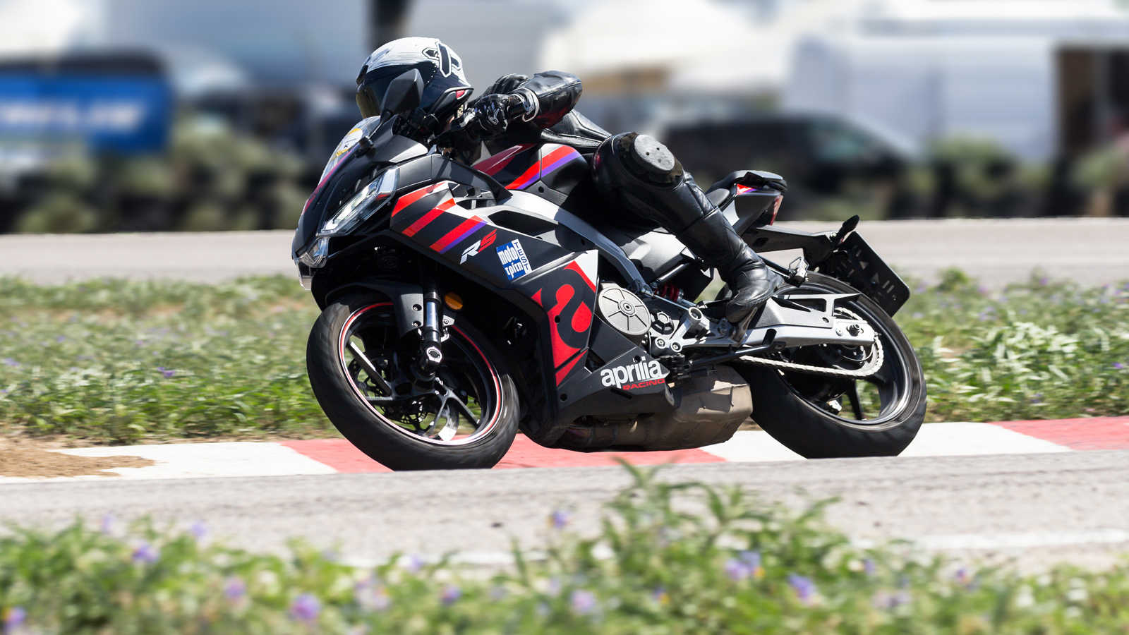 Ελαφριά αίσθηση και αβίαστο πλάγιασμα στην πίστα, αφού όμως τα ελαστικά πρώτης τοποθέτησης έχουν ζεσταθεί αρκετά.